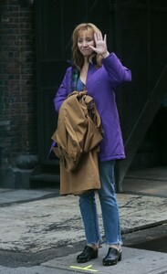 lisa-kudrow-on-the-set-of-untitled-movie-in-new-york-06-15-2021-5.jpg