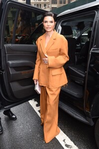 lisa-rinna-arrives-at-jason-wu-show-at-new-york-fashion-week-09-10-2023-0.jpg