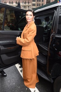 lisa-rinna-arrives-at-jason-wu-show-at-new-york-fashion-week-09-10-2023-5.jpg