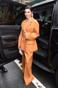 lisa-rinna-arrives-at-jason-wu-show-at-new-york-fashion-week-09-10-2023-6.jpg