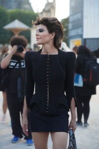 lisa-rinna-arrives-at-mugler-show-at-paris-fashion-week-10-02-2023-0.jpg