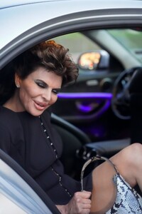 lisa-rinna-arrives-at-mugler-show-at-paris-fashion-week-10-02-2023-2.jpg