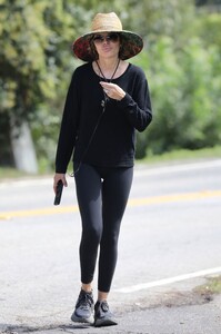 lisa-rinna-out-for-her-morning-walk-in-los-angeles-09-18-2023-0.jpg