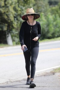 lisa-rinna-out-for-her-morning-walk-in-los-angeles-09-18-2023-1.jpg