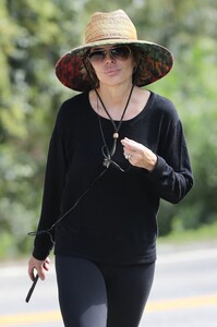 lisa-rinna-out-for-her-morning-walk-in-los-angeles-09-18-2023-3.jpg