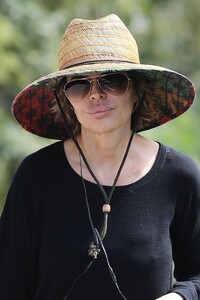 lisa-rinna-out-for-her-morning-walk-in-los-angeles-09-18-2023-4.jpg