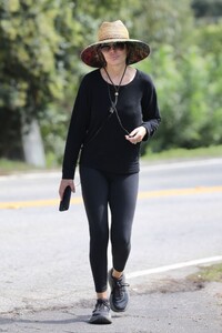 lisa-rinna-out-for-her-morning-walk-in-los-angeles-09-18-2023-6.jpg