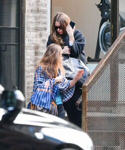 mary-kate-and-ashley-olsen-out-in-new-york-05-17-2023-3.jpg