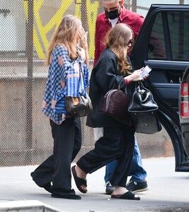 mary-kate-and-ashley-olsen-out-in-new-york-05-17-2023-5.jpg