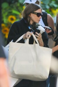 mary-kate-olsen-shopping-in-new-york-09-18-2023-3.jpg