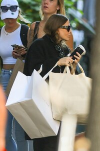 mary-kate-olsen-shopping-in-new-york-09-18-2023-4.jpg