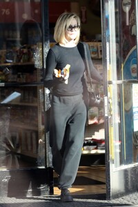 melanie-griffith-at-a-gas-station-in-beverly-hills-10-27-2023-3.jpg