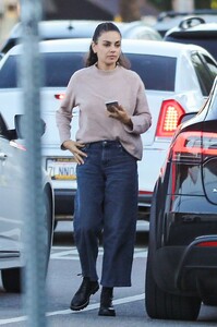 mila-kunis-out-for-dinner-with-friends-at-the-nice-guy-in-west-hollywood-10-03-2023-1.jpg