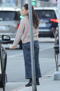 mila-kunis-out-for-dinner-with-friends-at-the-nice-guy-in-west-hollywood-10-03-2023-3.jpg