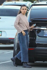 mila-kunis-out-for-dinner-with-friends-at-the-nice-guy-in-west-hollywood-10-03-2023-4.jpg