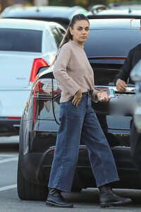 mila-kunis-out-for-dinner-with-friends-at-the-nice-guy-in-west-hollywood-10-03-2023-5.jpg