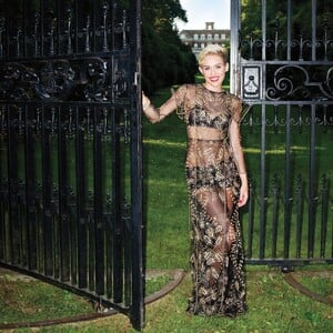 miley-cyrus-for-harper-s-bazaar-september-2013-2.jpg