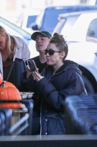 miley-cyrus-out-for-lunch-at-erewhon-in-studio-city-10-09-2023-0.jpg