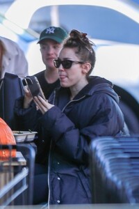miley-cyrus-out-for-lunch-at-erewhon-in-studio-city-10-09-2023-1.jpg