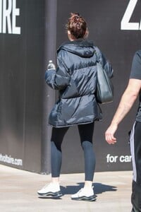 miley-cyrus-out-for-lunch-at-erewhon-in-studio-city-10-09-2023-2.jpg
