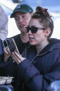 miley-cyrus-out-for-lunch-at-erewhon-in-studio-city-10-09-2023-3.jpg