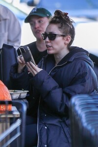 miley-cyrus-out-for-lunch-at-erewhon-in-studio-city-10-09-2023-4.jpg