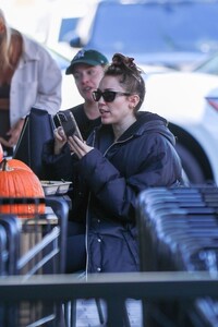 miley-cyrus-out-for-lunch-at-erewhon-in-studio-city-10-09-2023-6.jpg