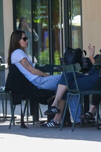 miley-cyrus-out-for-lunch-at-erewhon-with-a-friend-in-los-angeles-10-02-2023-4.jpg