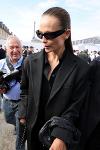 natasha-poly-leaves-givenchy-ss2024-show-at-paris-fashion-week-09-28-2023-2.thumb.jpg.ad31eb00b2aaefd752b952c45e383ab1.jpg