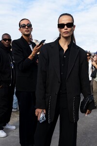 natasha-poly-leaves-givenchy-ss2024-show-at-paris-fashion-week-09-28-2023-4.thumb.jpg.b8a2154609ce1495ba60b0f4f4c88ce3.jpg