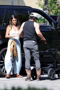 nikki-reed-and-ian-somerhalder-out-for-grocery-shopping-in-calabasas-09-13-2023-6.jpg