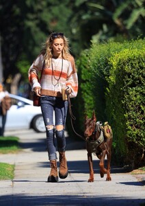 paris-jackson-out-for-a-morning-walk-with-her-dog-in-west-hollywood-10-24-2023-2.jpg