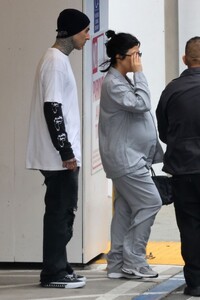 pregnant-kourtney-kardashian-and-travis-barker-leaves-a-hospital-in-los-angeles-09-02-2023-2.jpg