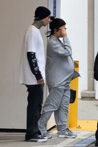 pregnant-kourtney-kardashian-and-travis-barker-leaves-a-hospital-in-los-angeles-09-02-2023-5.jpg