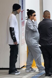 pregnant-kourtney-kardashian-and-travis-barker-leaves-a-hospital-in-los-angeles-09-02-2023-6.jpg