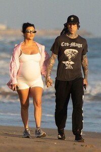 pregnant-kourtney-kardashian-and-travis-barker-out-in-santa-barbara-08-23-2023-1.jpg