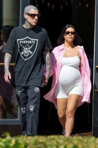 pregnant-kourtney-kardashian-and-travis-barker-out-in-santa-barbara-08-23-2023-4.jpg