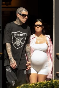 pregnant-kourtney-kardashian-and-travis-barker-out-in-santa-barbara-08-23-2023-6.jpg