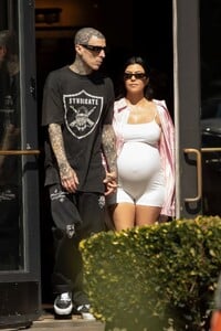 pregnant-kourtney-kardashian-and-travis-barker-out-in-santa-barbara-08-23-2023-7.jpg