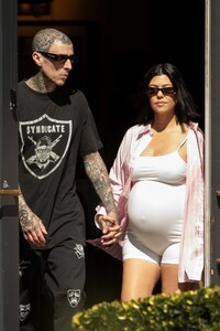 pregnant-kourtney-kardashian-and-travis-barker-out-in-santa-barbara-08-23-2023-8.jpg