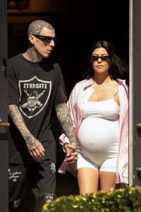 pregnant-kourtney-kardashian-and-travis-barker-out-in-santa-barbara-08-23-2023-9.jpg