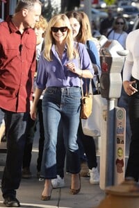 reese-witherspoon-sign-autographs-after-a-book-event-at-brentwood-country-mart-10-20-2023-6.jpg