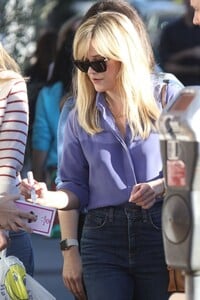 reese-witherspoon-sign-autographs-after-a-book-event-at-brentwood-country-mart-10-20-2023-8.jpg