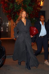 rihanna-out-for-dinner-in-new-york-10-09-2023-2.jpg