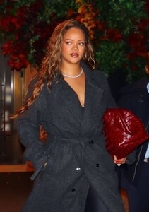 rihanna-out-for-dinner-in-new-york-10-09-2023-6.jpg