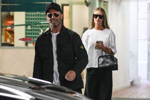 rosie-huntington-whiteley-and-jason-statham-out-in-beverly-hills-09-08-2023-0.jpg