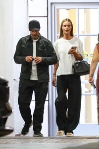rosie-huntington-whiteley-and-jason-statham-out-in-beverly-hills-09-08-2023-4.jpg