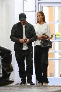 rosie-huntington-whiteley-and-jason-statham-out-in-beverly-hills-09-08-2023-6.jpg