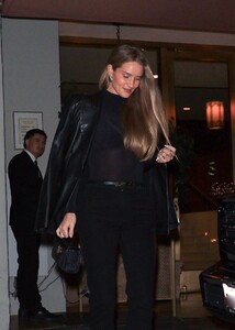 rosie-huntington-whiteley-leaves-a-dinner-in-west-hollywood-10-17-2023-3.jpg