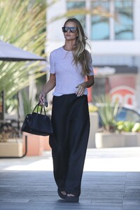 rosie-huntington-whiteley-out-and-about-in-beverly-hills-08-17-2023-2.jpg
